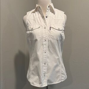 Ladies whit snap front top